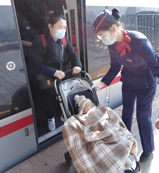 短暂旅途遇见 高铁乘务员服务暖人心
