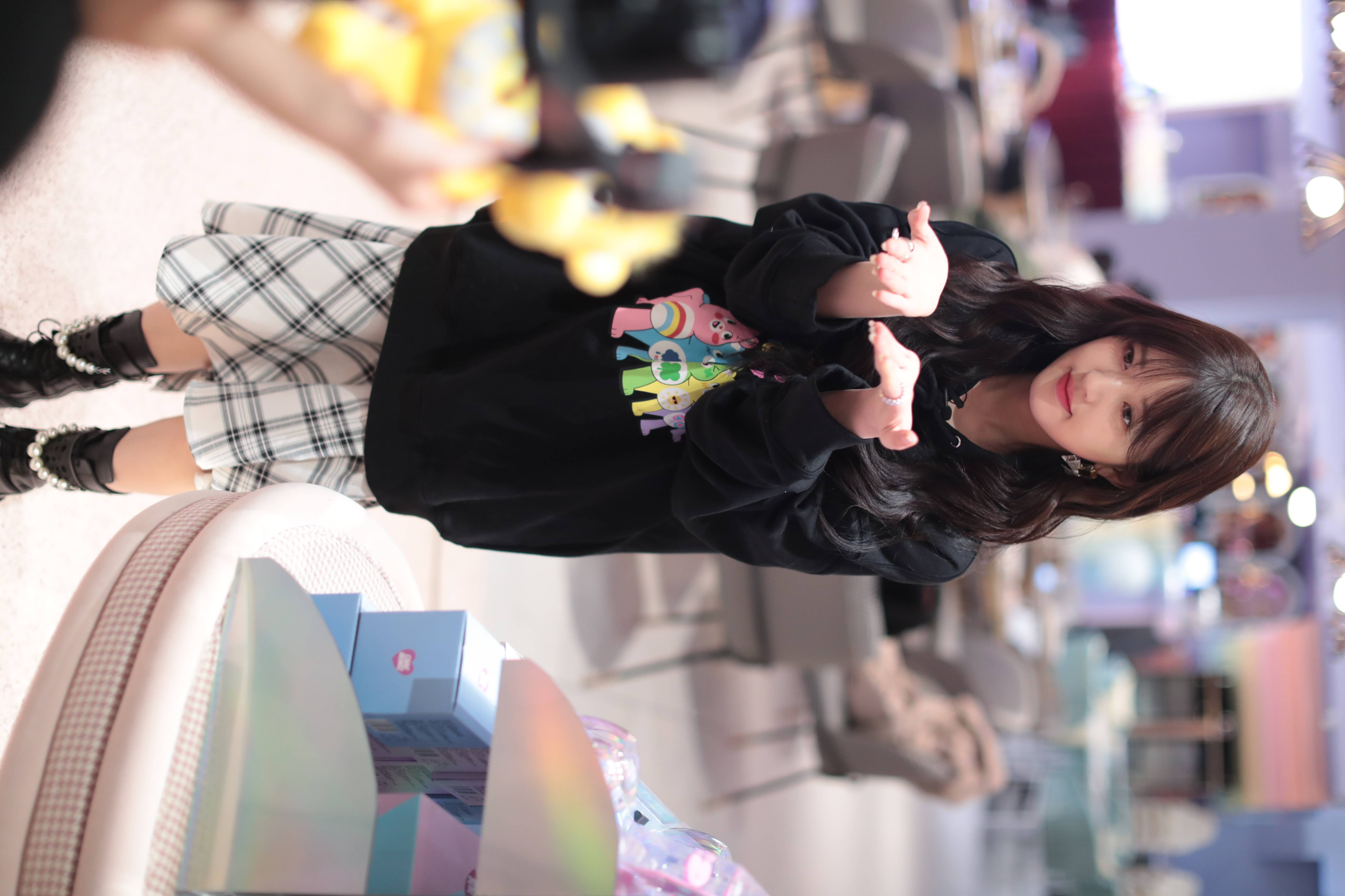 赵露思黑色卫衣白色格裙现身开业活动