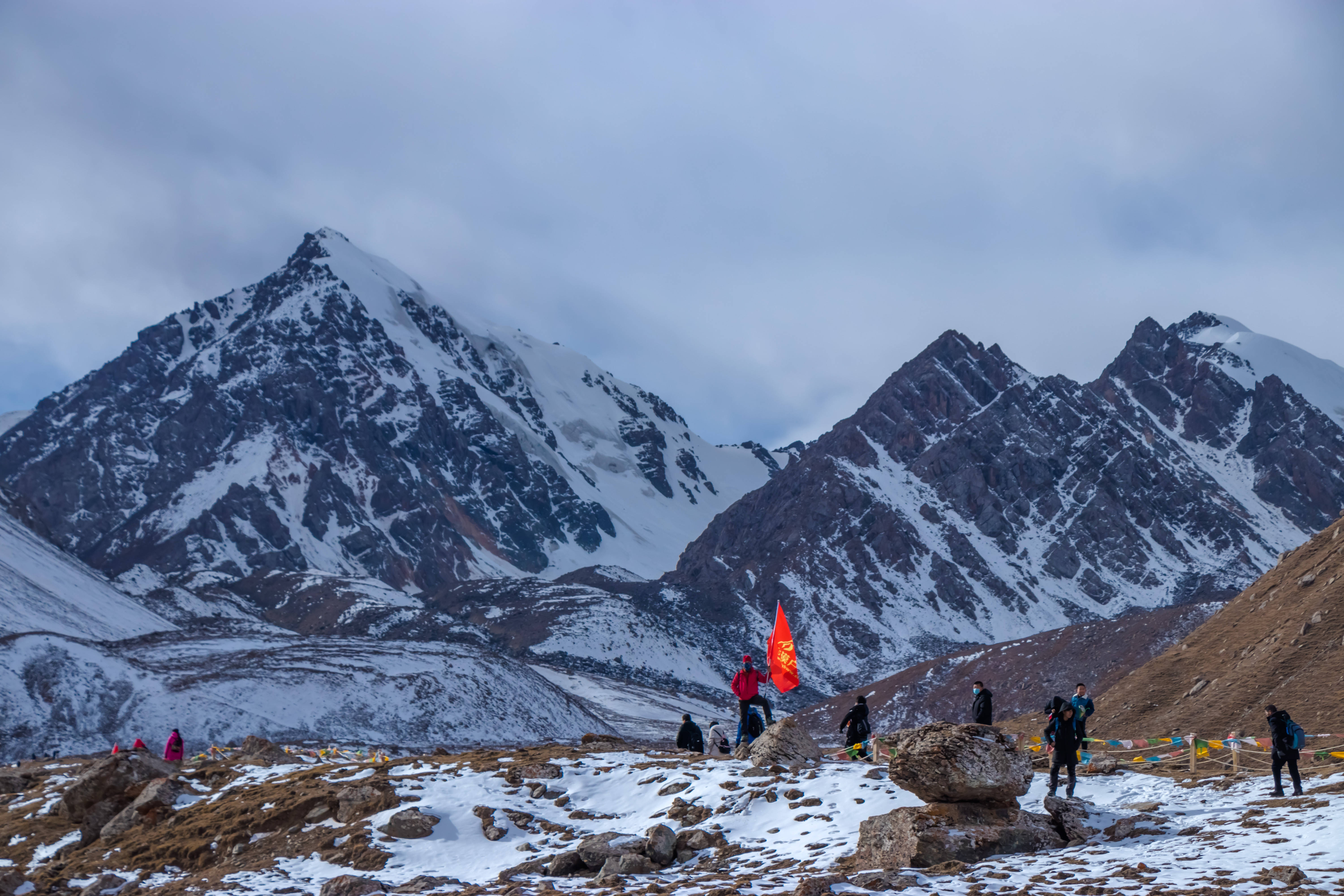 8月份肃南巴尔斯雪山图片