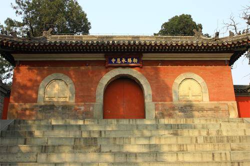 北京一神秘寺庙：闭门至今已500年，不受香火，僧人们却不愁吃喝