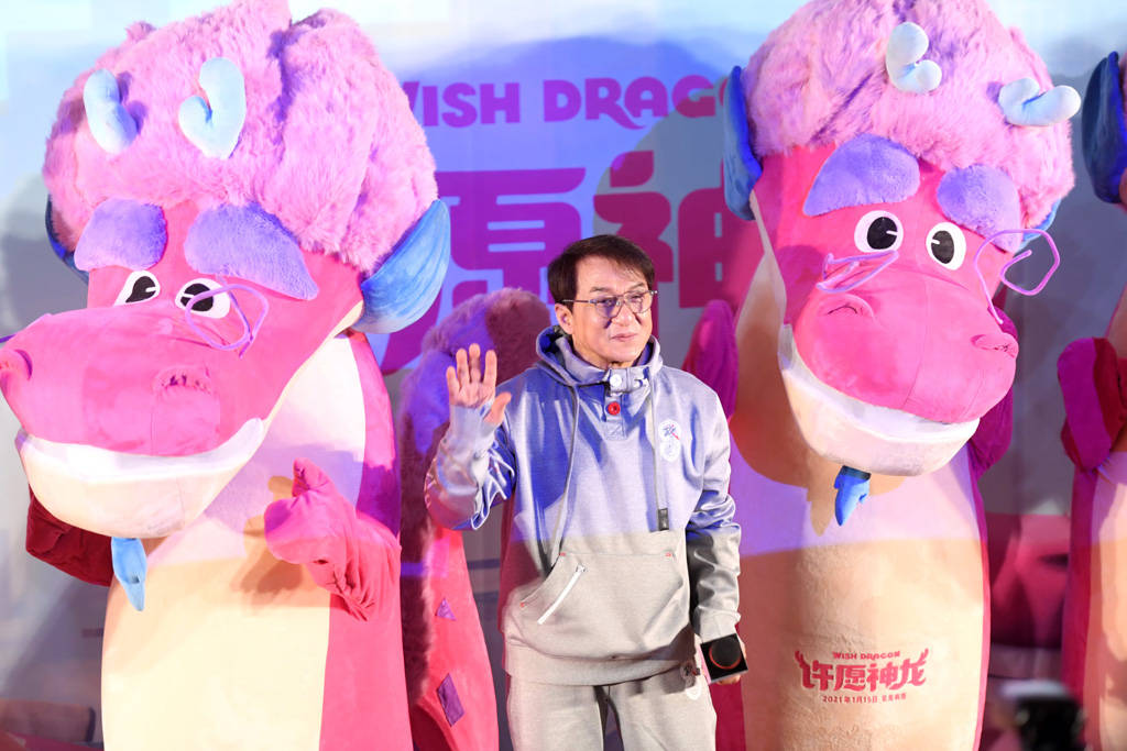 成龙为《许愿神龙》在线营业:给小朋友补过生日还偷吃了蛋糕