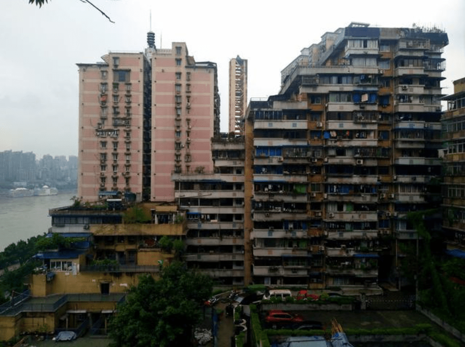 中国的“网红”居民楼：高达24楼却没电梯，楼道开小卖部和火锅