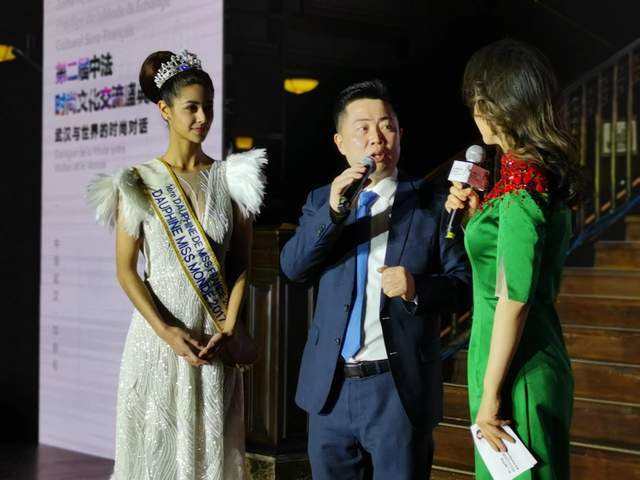 法国世界小姐婀娜·克丝兰现场展示中华关公摄影图,引人