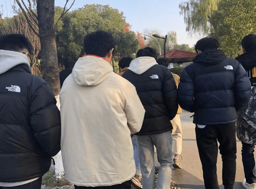 "#全国学生统一的校服#",点开一看,全都是"北面the north face"的消息