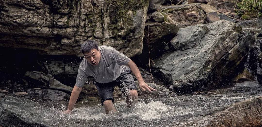 电影《冲锋号》上映,洪剑涛智斗村霸,爆笑又感人!