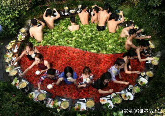 杭州“鸳鸯火锅”温泉池：游客们可以一边泡温泉一边吃火锅
