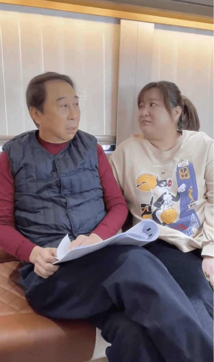 原创贾玲私底下真挺接地气的,与师傅冯巩坐沙发上,感觉俩人挺家常的