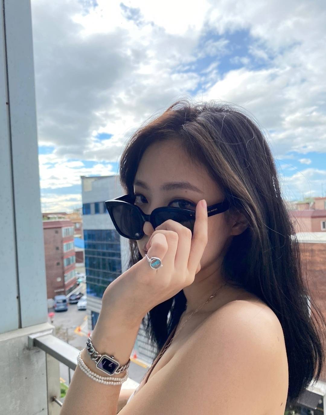 原创人间香奈儿放大招了jennie身穿嫩绿针织衫清新大方气质真的好