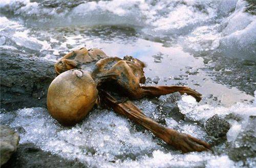 冰山上发现一具干尸，姿势古怪，学者：他死于5300年前的一场谋杀