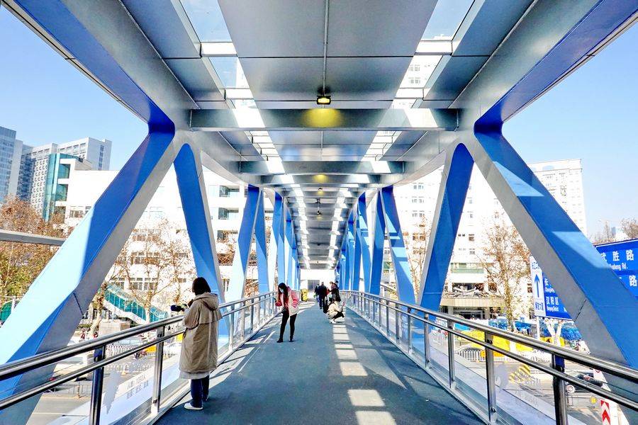 图说:铭刻全国援鄂医疗队名 武汉同济健康天桥 吸引市民前往参观打卡