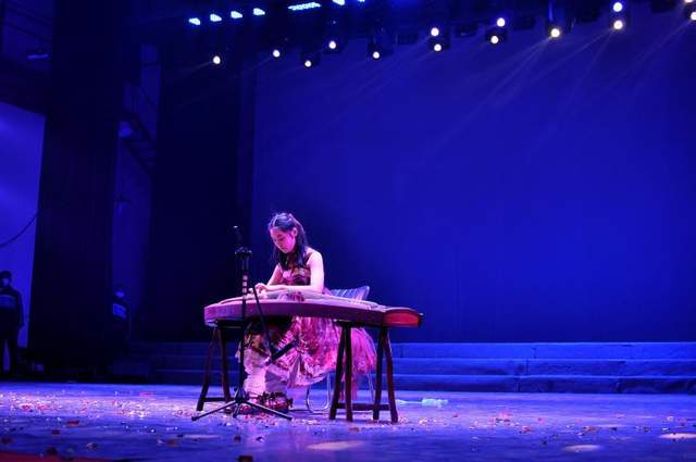 架子鼓表演《frantic》,《victory》之时,只见汗水和鼓棒在空中飞扬