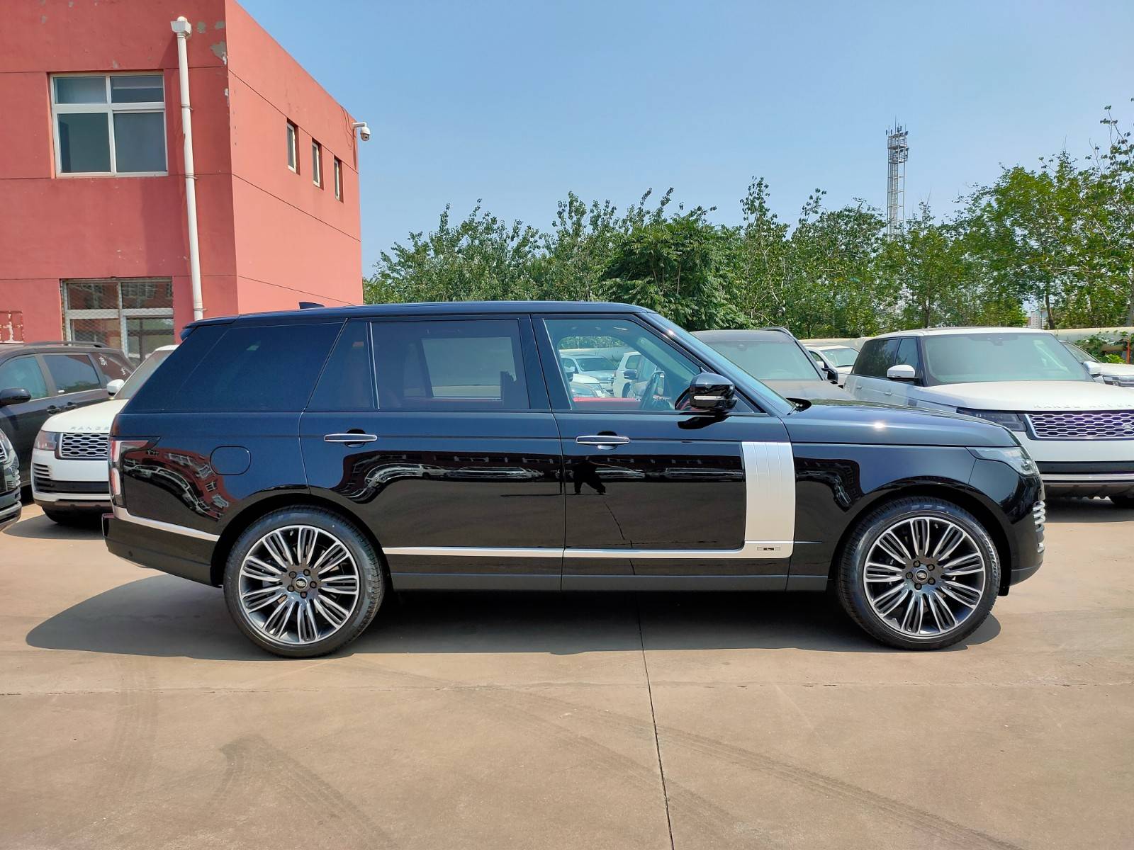 20款路虎揽胜创世加长版 奔放大气公路越野