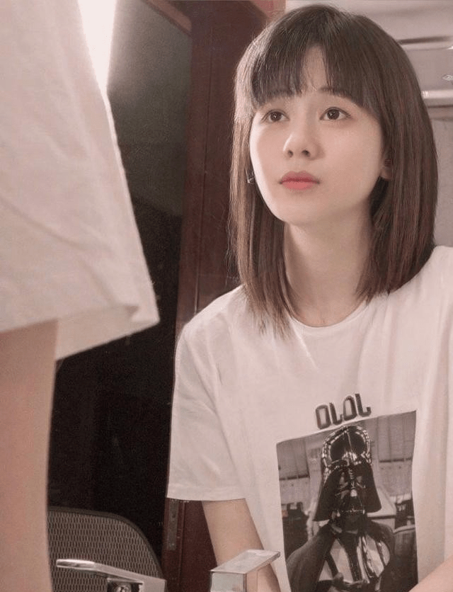 性转后的胡先煦比女生还惊艳!意外撞脸奶茶妹,仅20岁频繁换女友惹争议