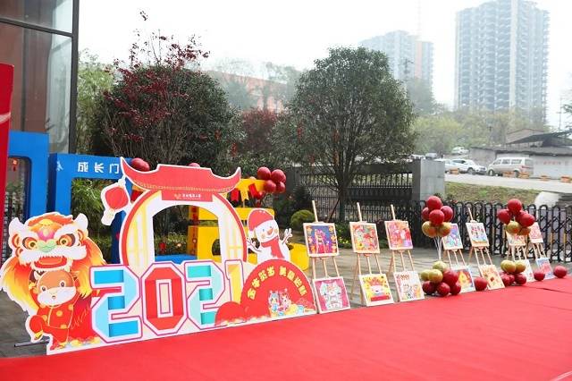 挂上红灯笼,系上中国结,喜庆的笑颜乐开花,整个校园弥漫着节日的芬芳.