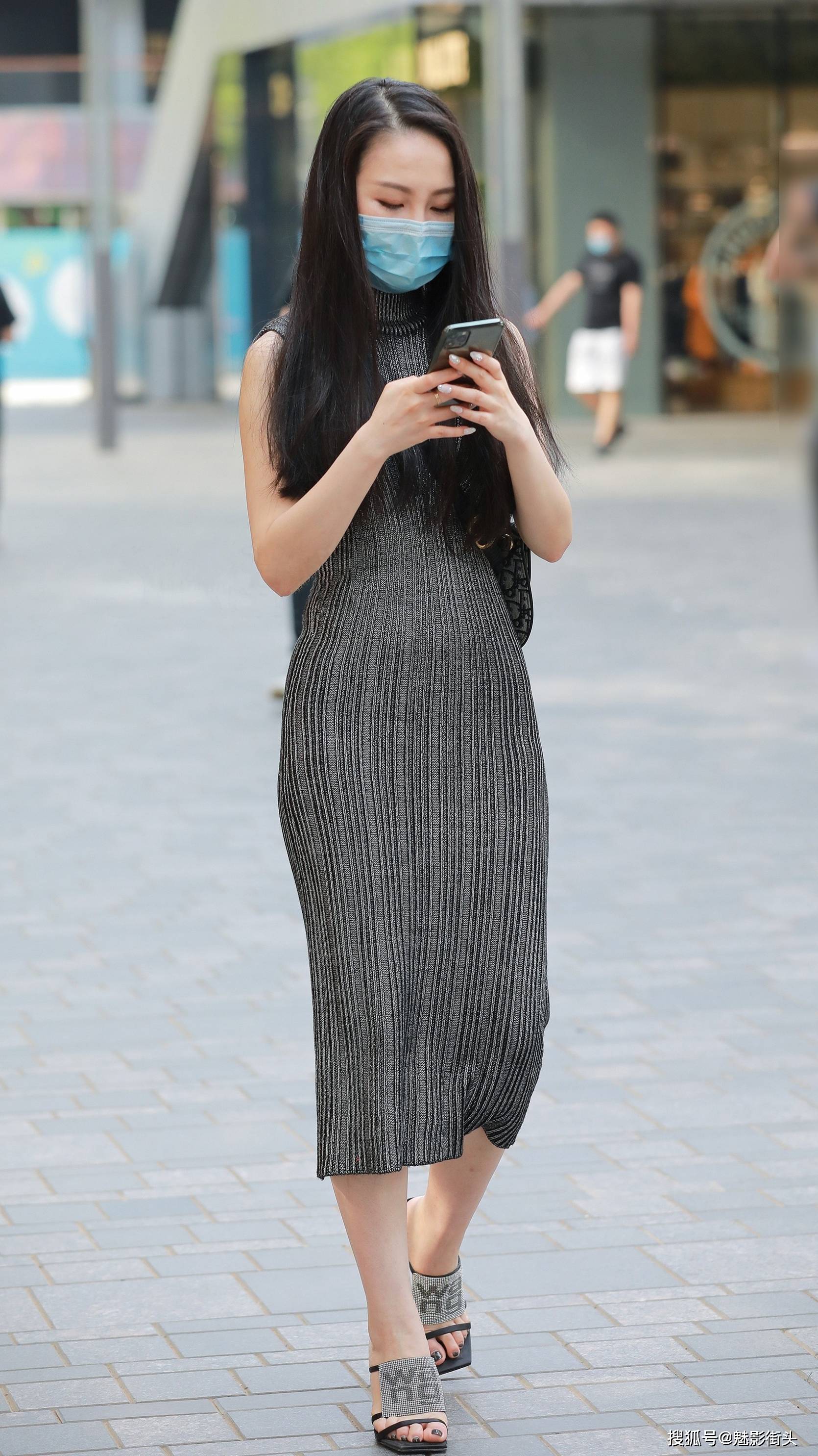 原创微胖身材连衣裙怎么选?深色竖条纹款式加高跟鞋,修身显瘦有气质