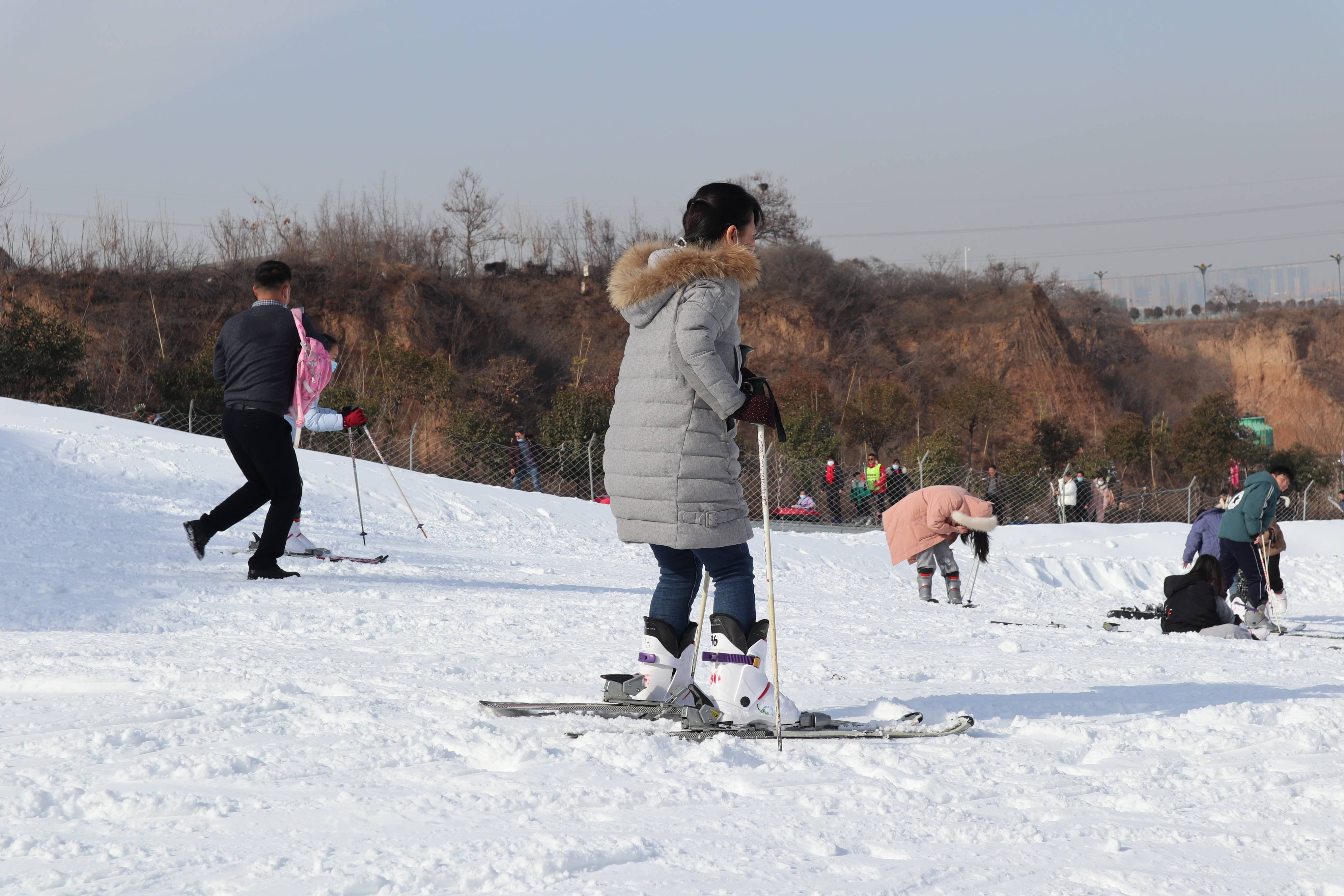 洛阳奥斯陆滑雪场元旦也正值隆冬,滑雪也是倒盏村热门游乐项目,奥斯陆