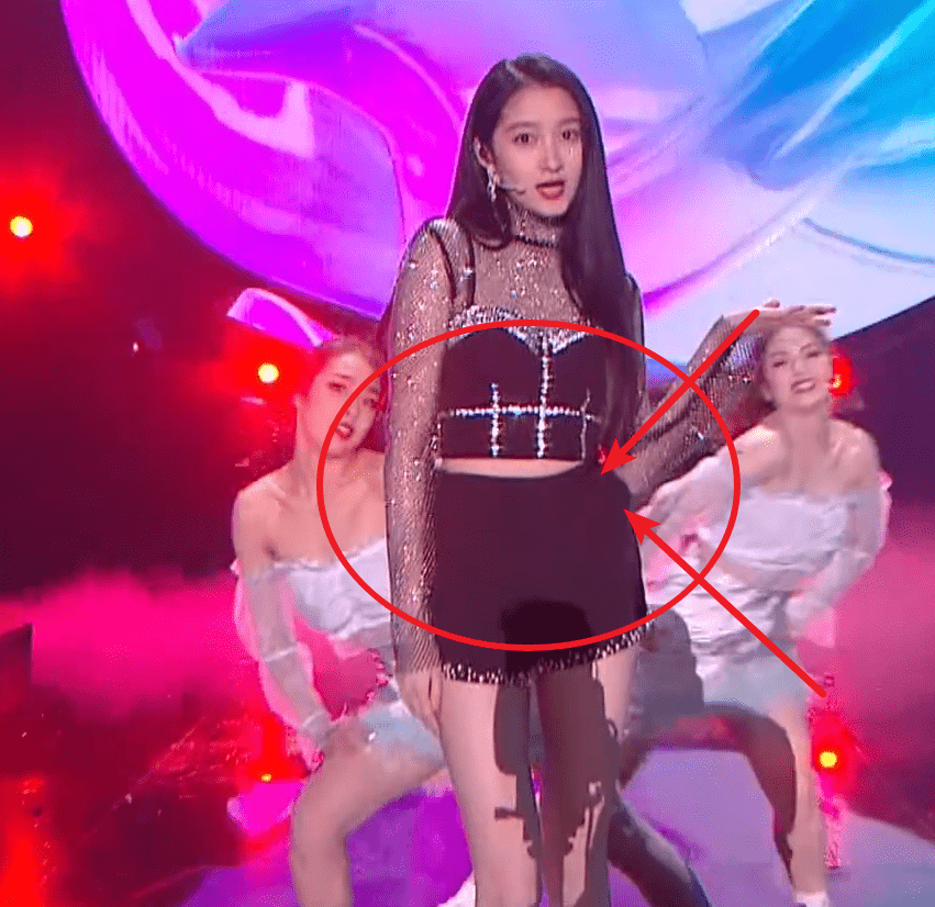 关晓彤新年舞台诞生了,失去十级瘦身p图