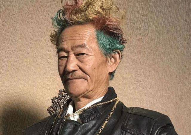 国家一级演员,因不会炒作而无戏可拍,如今靠成网红"妹爷"翻红