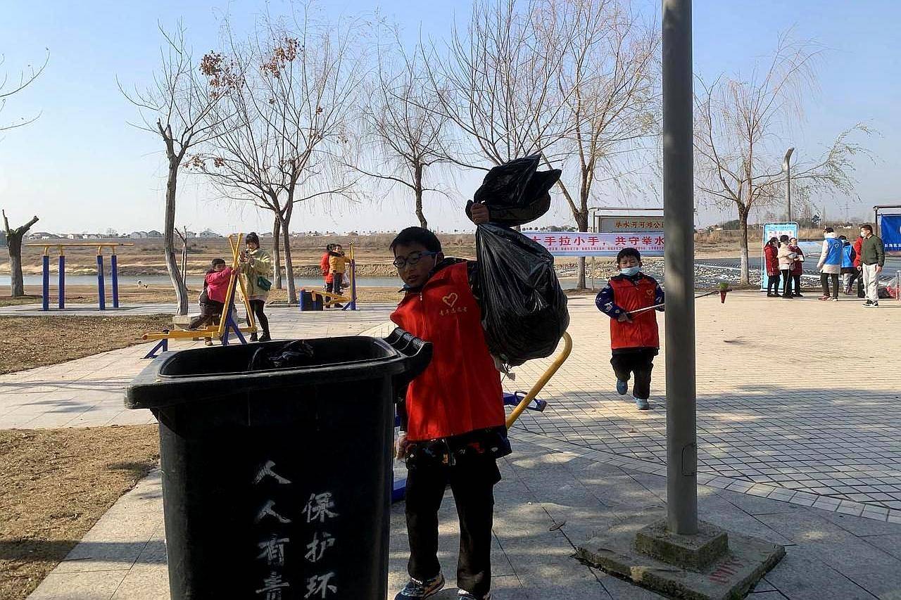 原創武漢市新洲河灘公園雲帆小志願者拾撿垃圾保護母親河