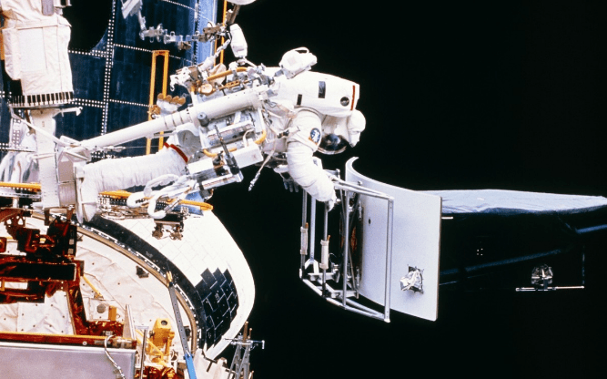 原创冒险的太空行走:对哈勃望远镜进行维修,7位宇航员为其保驾护航
