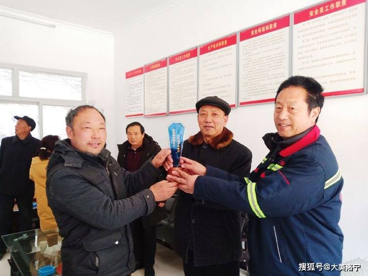 山底中学校长张军涛向白马矿业集团有限公司经理王洪宾先生,董事韦庆