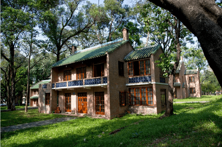 该校最初成立的原因,是廖仲恺先生的妻子何香凝女士为纪念丈夫爱护