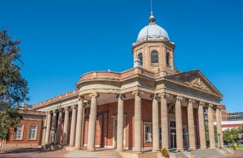 开普敦,美丽的自然景观和停满船舶的码头闻名世界,除了卡普顿大学和"