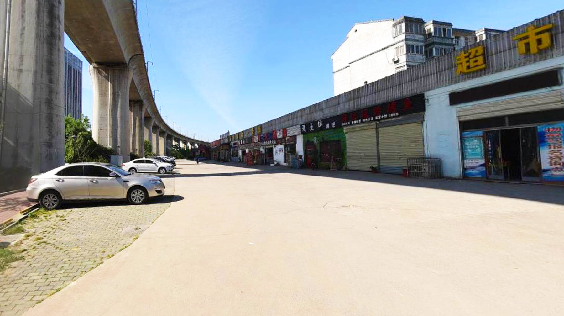 原创武汉远城区最简陋美食街:建在高架桥下,仅一排商铺创造美味传说