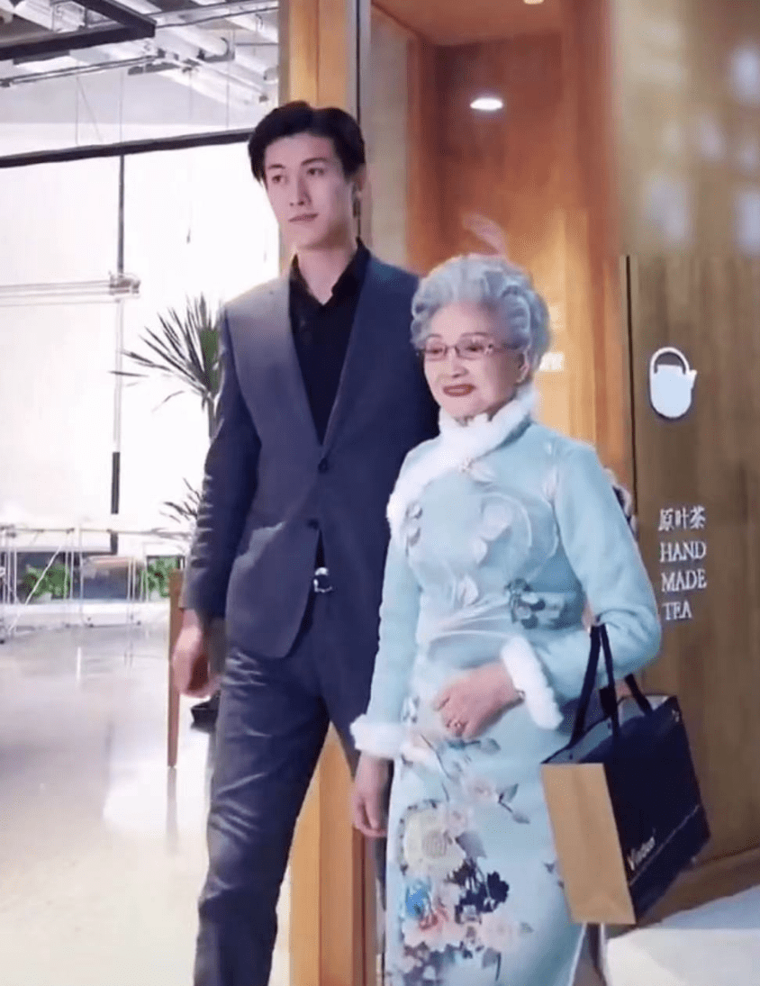 1米9男生帅气难挡,霸气为身旁90岁"神仙奶奶"护航,回头率超高