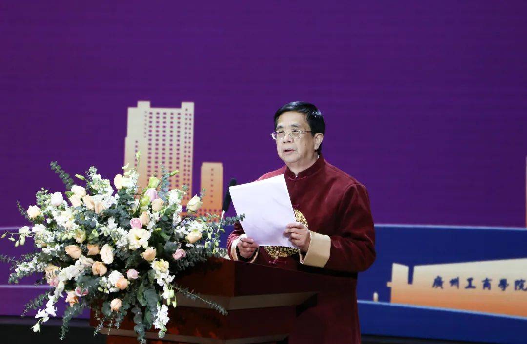 邝邦洪教授颁奖获奖学生代表王协发言优秀校友代表杨锦全发言校友合作