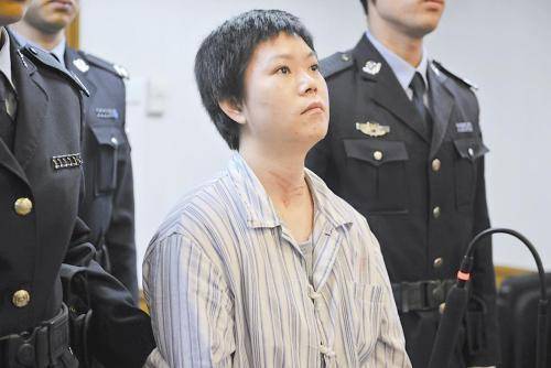 寡言,一度想要自杀,当谈起亮亮的事情时,张平均依然不觉得自己有错,理