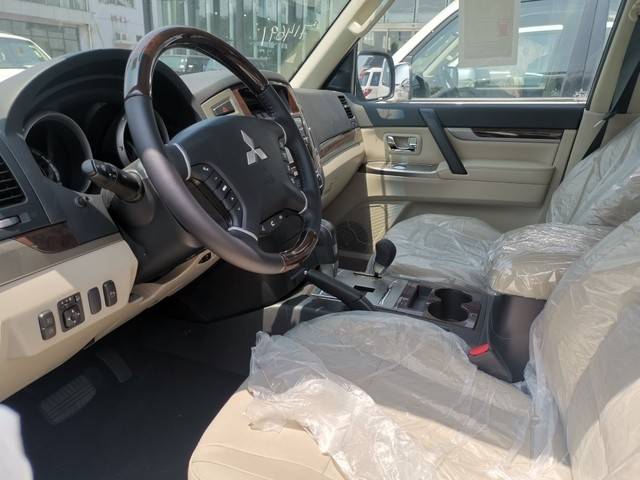 三菱帕杰罗v97内饰设计简约平实,大面积银色的装饰面板,高亮度银色外