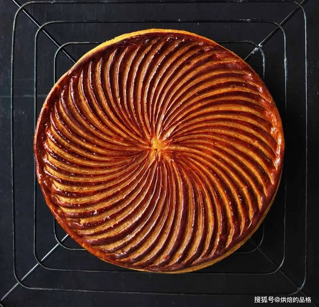 割口时没有及时擦刀为什么出炉的国王饼会倾斜错位?1.两张