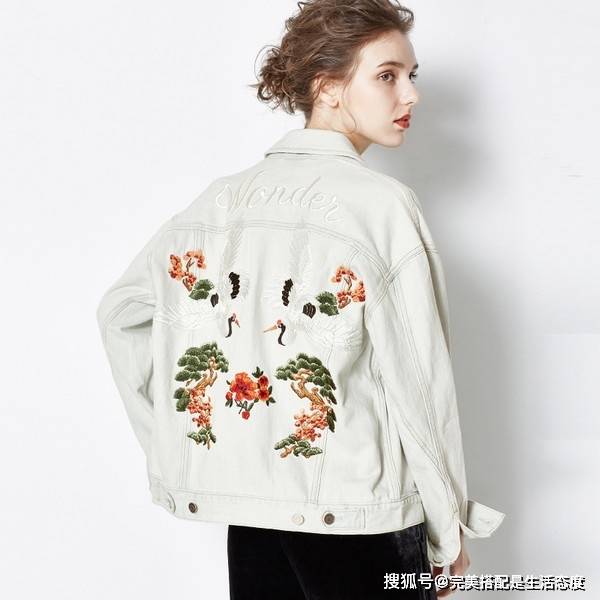 萱客女装搭配字母牛仔外套的超然翻领