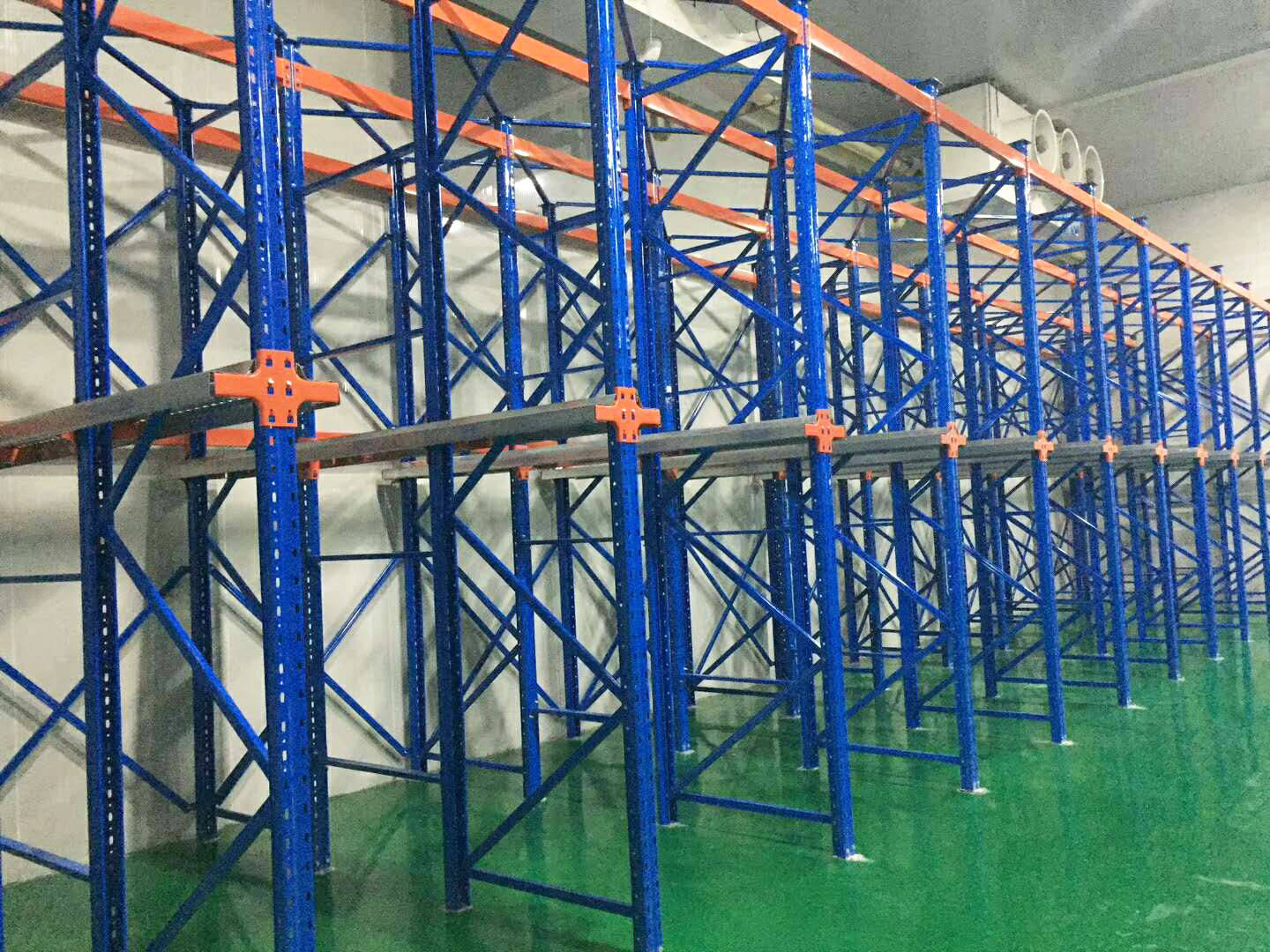 仓储面积小——贯通货架更适合您_叉车