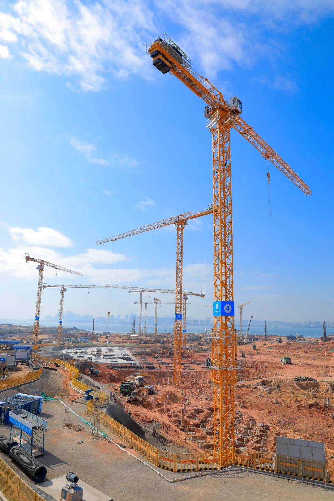 放眼望去 新城建设现场塔吊林立 大批工程机械车来回穿梭 呈现出一派