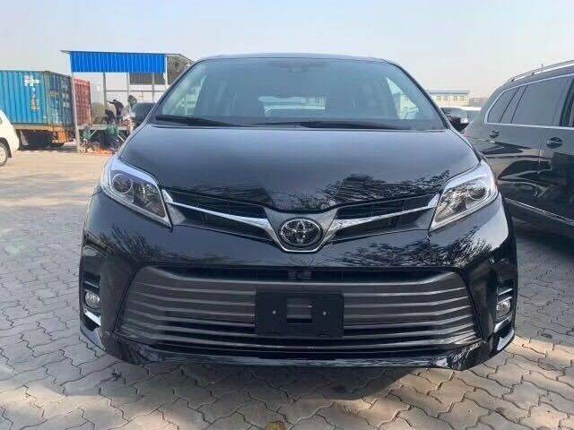 全新2020款丰田塞纳不仅有着高大的车身,同时硬朗的腰线又让这部商务