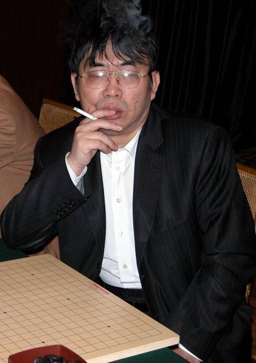 原创棋圣聂卫平官居高位,小23岁娇妻韵味十足,患直肠癌有3点坏习惯
