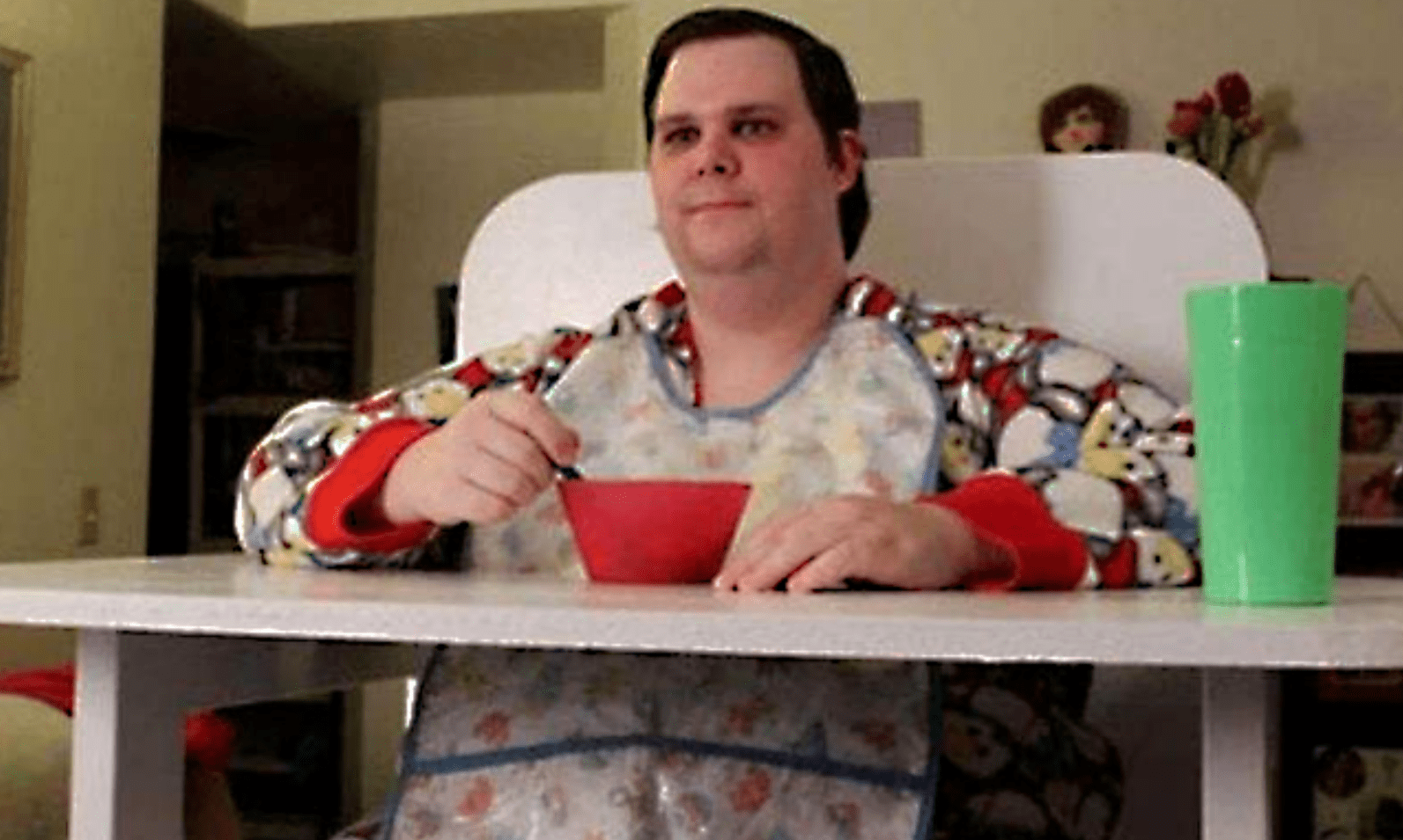 33岁"巨婴"仍穿纸尿裤,吃饭靠喂睡觉靠哄,活在婴儿的世界里_孩子