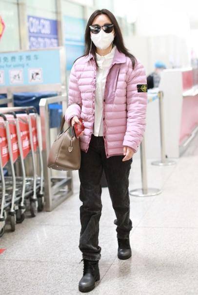 原创闫妮穿粉色羽绒服嫩得像少女,虽然看着臃肿,但丝毫不影响气质