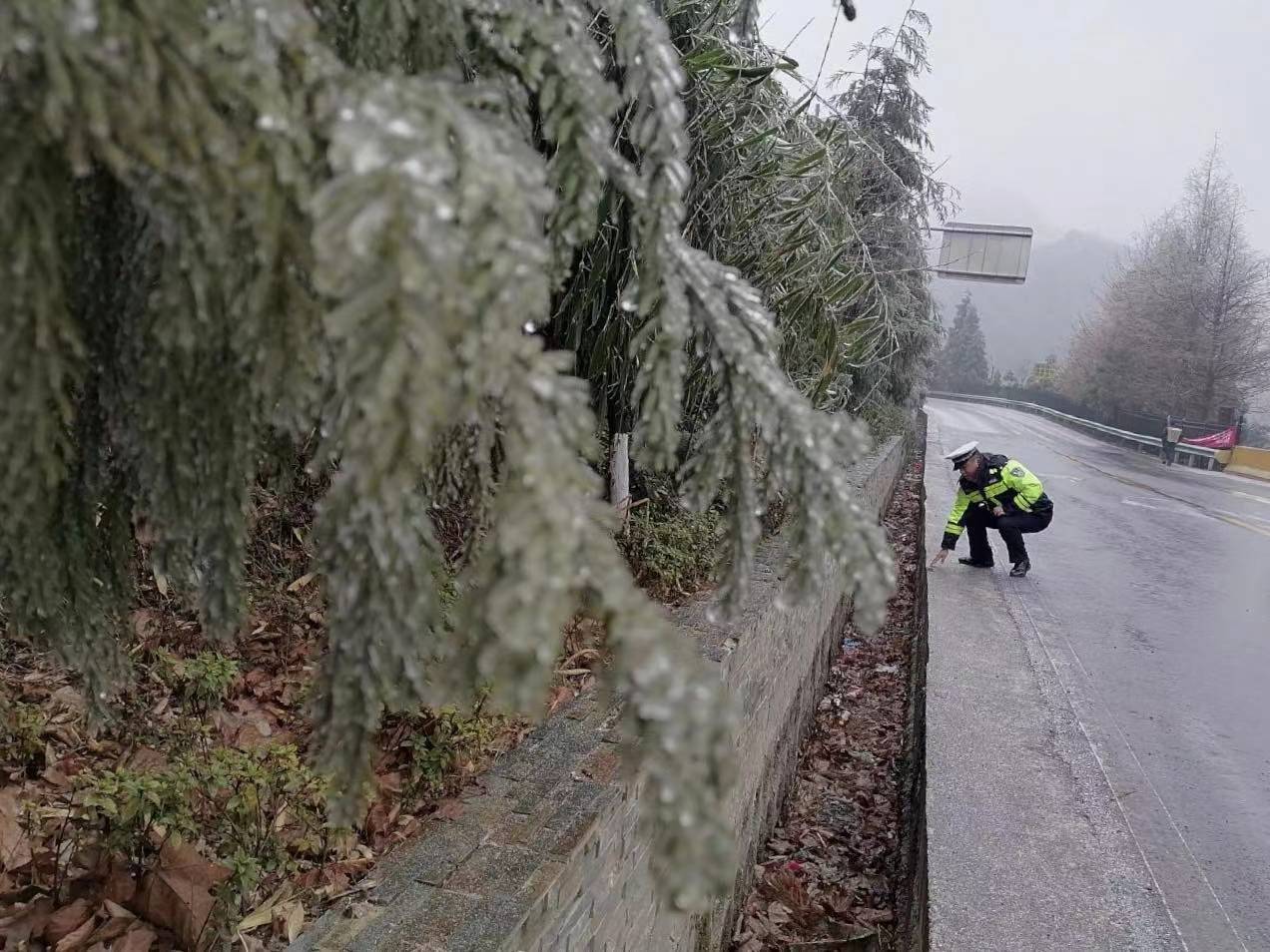 贵州14县城出现冻雨,44县城出现电线积冰_道路