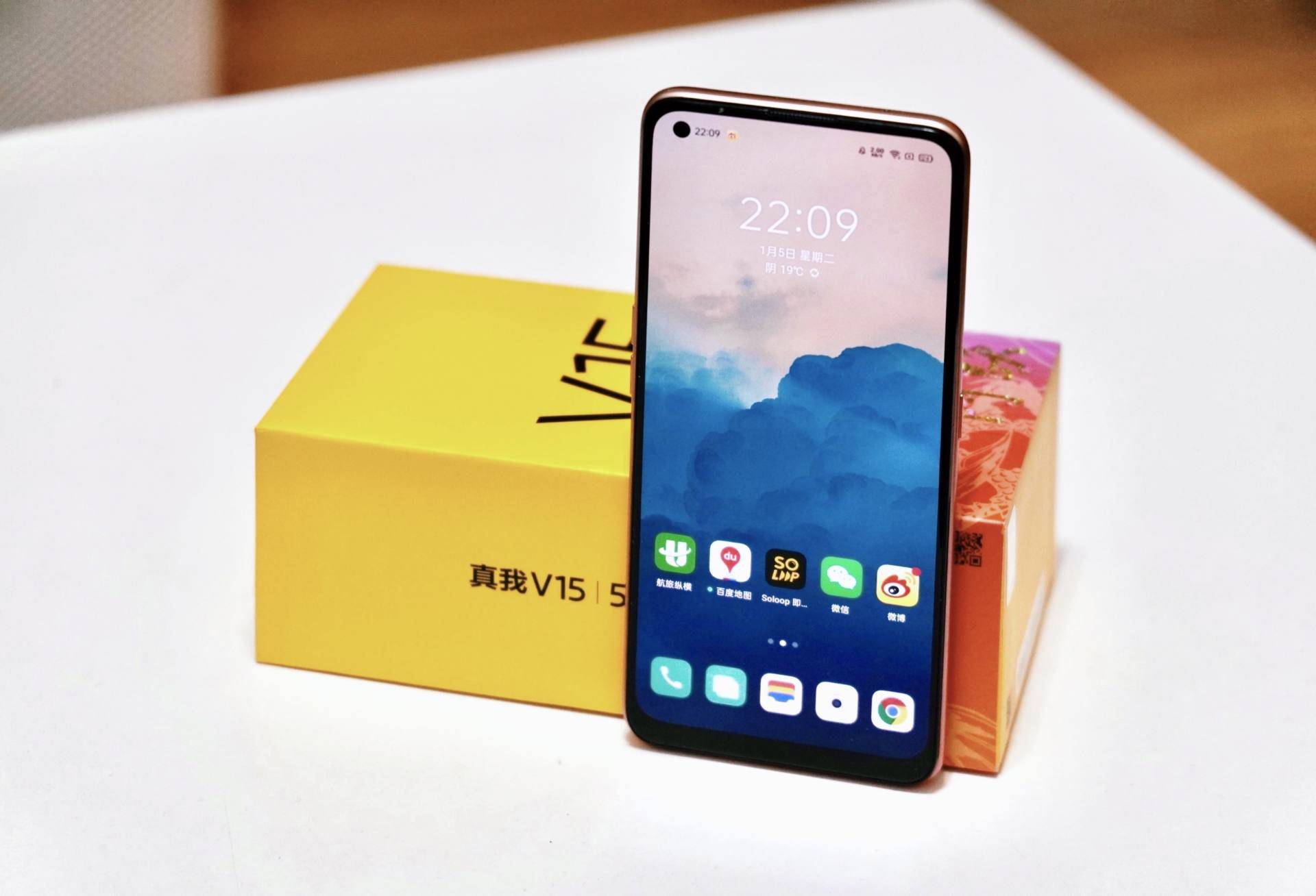 潮玩设计 综合体验realme 真我v15真机上手_手机