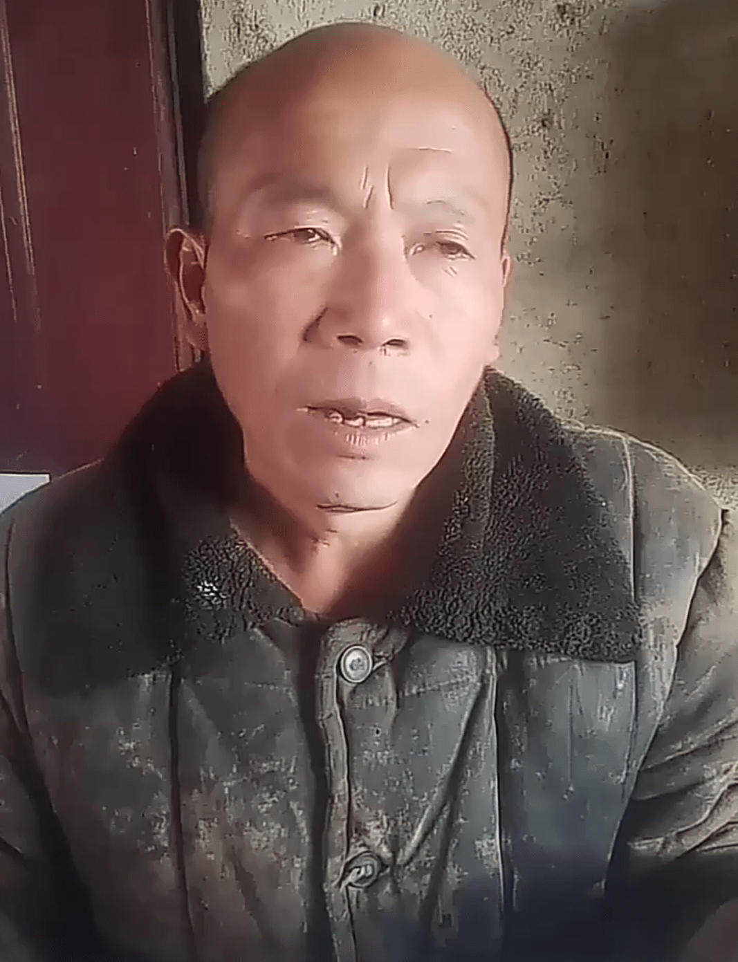 53岁的姜克福是辽宁建昌县要路沟村农民,从小喜欢唱歌,19岁就已经是村