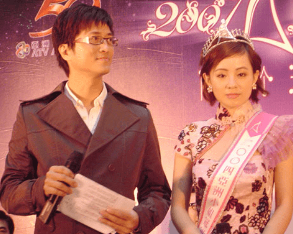 2011年他又与小23岁的体育主播李思雅在一起,依旧是"父女恋",外界也见