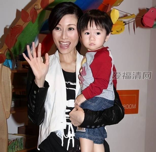 香港第一美女李嘉欣和她的幸福一家人儿子遗传好基因