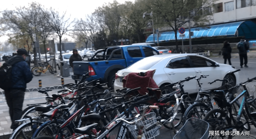 北京昌平:这儿的黑车占道趴活,交管部门将执法打击