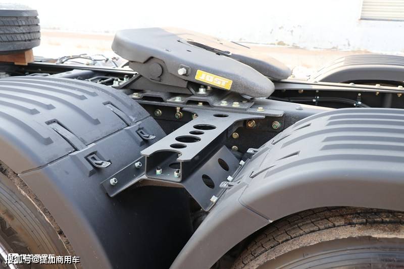日野二代普罗菲亚重卡来了,镀铬前脸外观大变,国六底盘做工讲究