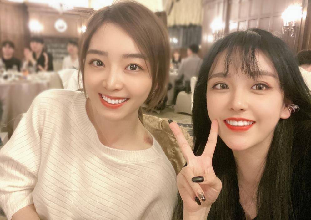 同样是27岁差距为何这么大余霜rita同框颜值直接输了一半