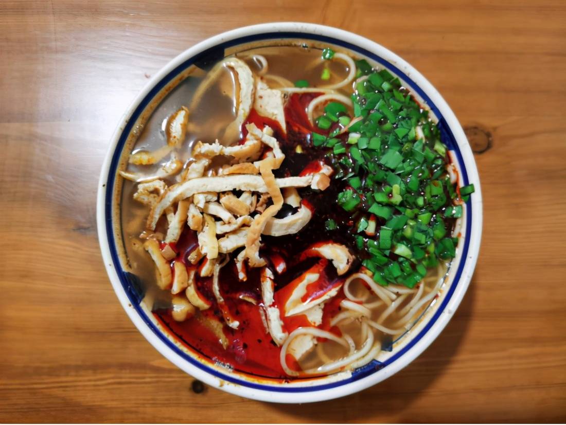 咸汤面是铜川耀州区特有的传统小吃,咸辣出头,筋韧爽口.