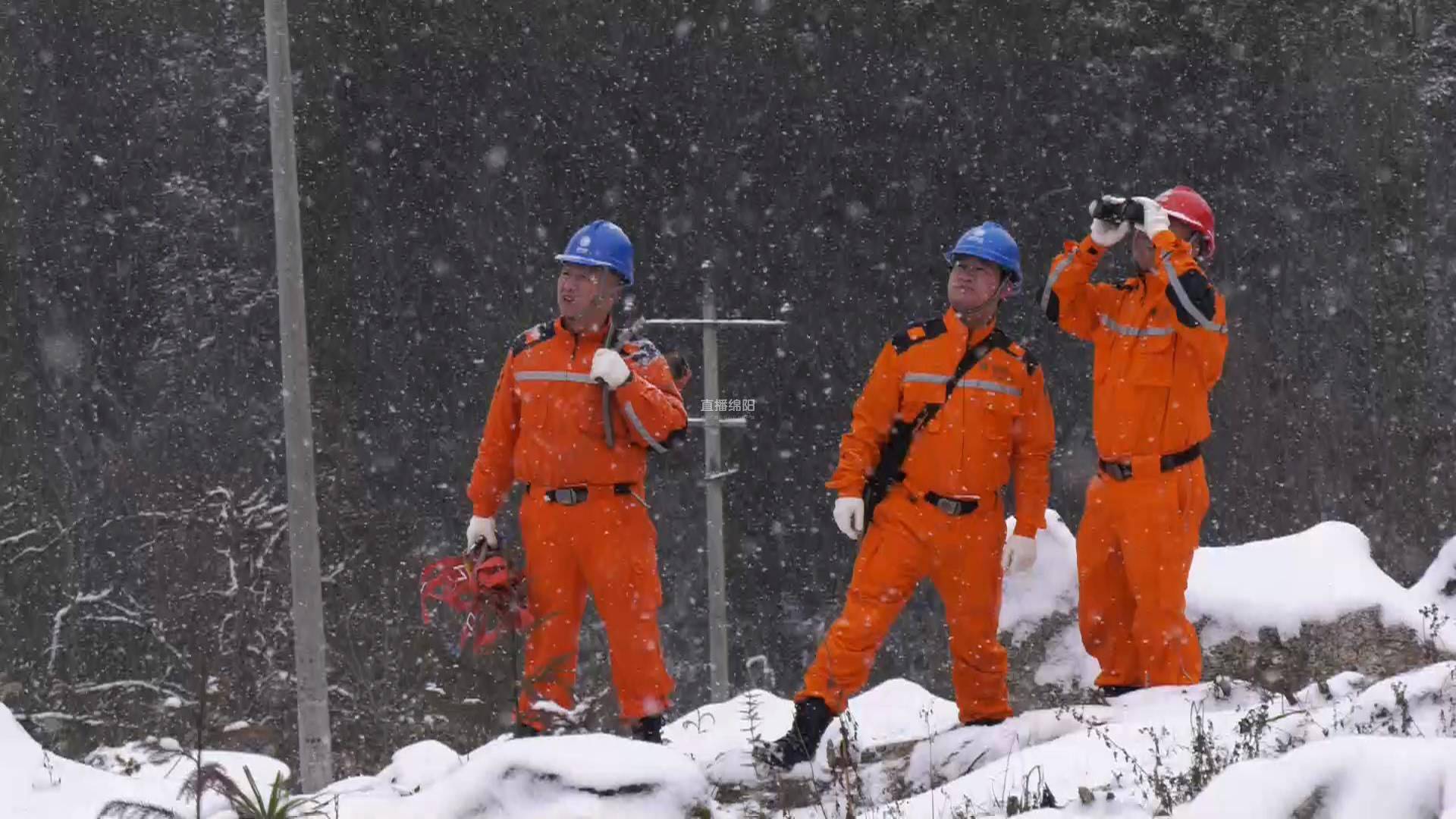极寒天气来袭丨大雪封山也挡不住他们的脚步 电力工人雪中巡线保电_用电